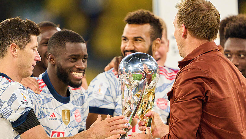 Für Dayot Upamecano (2.v.l.) und Julian Nagelsmann (r.) ist der Supercup der erste Titel mit dem FC Bayern. Für Dayot Upamecano (2.v.l.) und Julian Nagelsmann (r.) ist der Supercup der erste Titel mit dem FC Bayern.