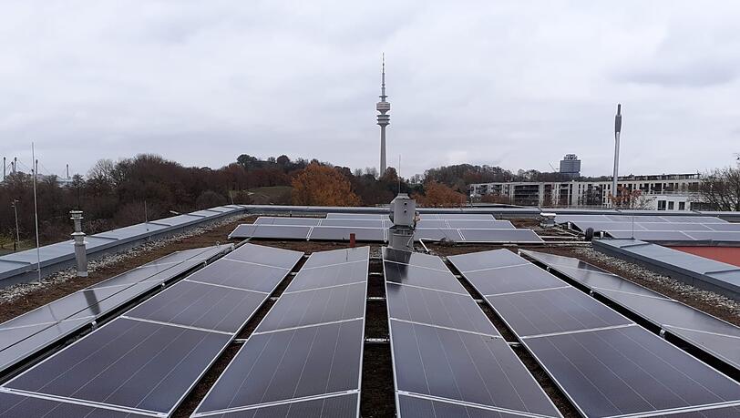 Im Umland hat die Energiegenosschenschaft Beng schon viele Solar-Projekte umgesetzt. In der Stadt München nur zwei. Eines davon ist dieses auf dem Dach einer Förderschule.-