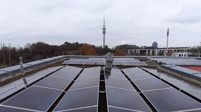 Im Umland hat die Energiegenosschenschaft Beng schon viele Solar-Projekte umgesetzt. In der Stadt München nur zwei. Eines davon ist dieses auf dem Dach einer Förderschule.-