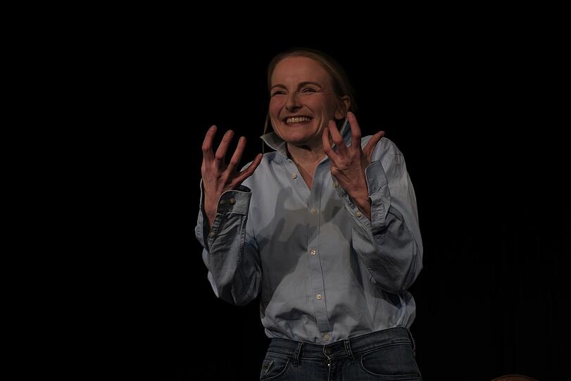 Anna Funk schlüpft lässig in die Rolle der Mathematikerin Helga, die mit ihrem "Herrn Schmidt" glücklich ist. Bis der Hund das Zeitliche segnet und der Job futsch ist.