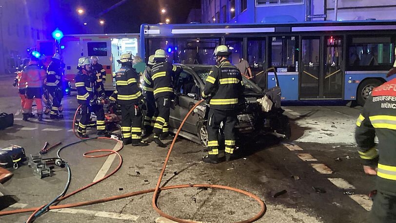 Sechs Menschen wurden bei einem Verkehrsunfall an der Kreuzung Boschetsrieder Straße/Hofmannstraße teils schwer verletzt. Sechs Menschen wurden bei einem Verkehrsunfall an der Kreuzung Boschetsrieder Straße/Hofmannstraße teils schwer verletzt.
