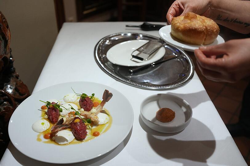 Das &bdquo;Surf & Turf&ldquo; mit Rindertatar, Eigelbcreme, Burrataschaum, gelbe Tomatenvinaigrette, Paprikacreme und Garnelen.