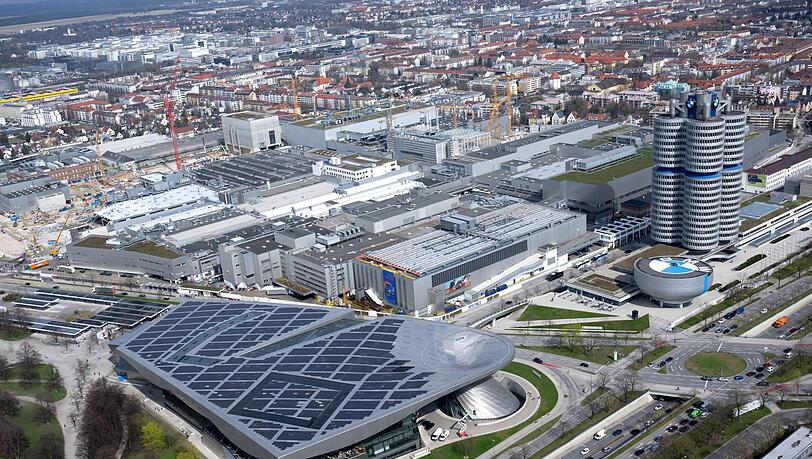 Das BMW-Werk München - hier links des Vierzylinder-Hochhauses zu sehen - wurden in den vergangenen Jahren im laufenden Betrieb umgebaut. (Archivbild) Das BMW-Werk München - hier links des Vierzylinder-Hochhauses zu sehen - wurden in den vergangenen Jahren im laufenden Betrieb umgebaut. (Archivbild)
