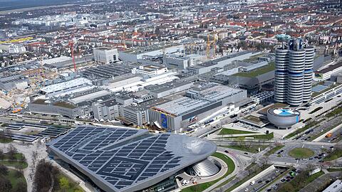 Das BMW-Werk M&uuml;nchen - hier links des Vierzylinder-Hochhauses zu sehen - wurden in den vergangenen Jahren im laufenden Betrieb umgebaut. (Archivbild)