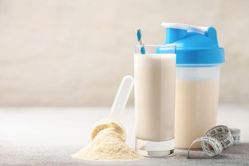 Auch Formula Diäten sind extrem einseitig. Dabei ersetzt man Mahlzeiten durch Diätshakes. Kurzfristig kann das wirken. Eine dauerhafte Umstellung auf gesunde abwechslungsreiche Kost gelingt so nicht. Die ist nötig damit das Wunschgewicht nach der Diät auch bleibt. Auch Formula Diäten sind extrem einseitig. Dabei ersetzt man Mahlzeiten durch Diätshakes. Kurzfristig kann das wirken. Eine dauerhafte Umstellung auf gesunde abwechslungsreiche Kost gelingt so nicht. Die ist nötig damit das Wunschgewicht nach der Diät auch bleibt.