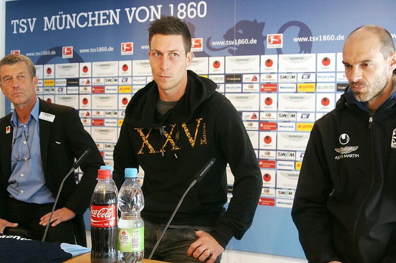 Rob Friend bei der Präsentation zusammen mit Löwen-Coach Alexander Schmidt (rechts) und Sportdirektor Florian Hinterberger (links).