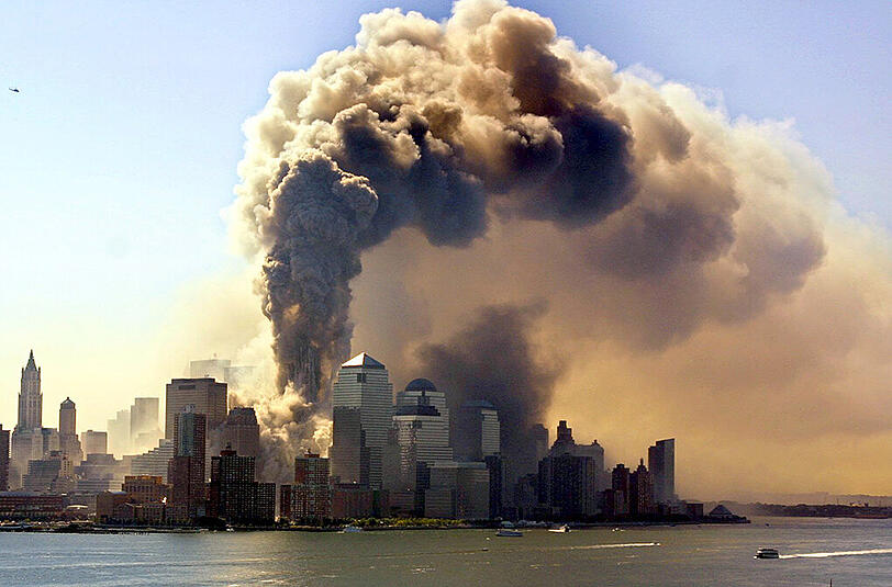 2001: Der 11. September Die Terroranschläge am 11. September 2001, einem Dienstag, waren vier koordinierte Flugzeugentführungen mit anschließenden Selbstmordattentaten auf wichtige zivile und militärische Gebäude in den Vereinigten Staaten von Amerika. Die Ereignisse dieses Tages werden auch kurz als 11. September, Nine-Eleven oder 9/11 bezeichnet.