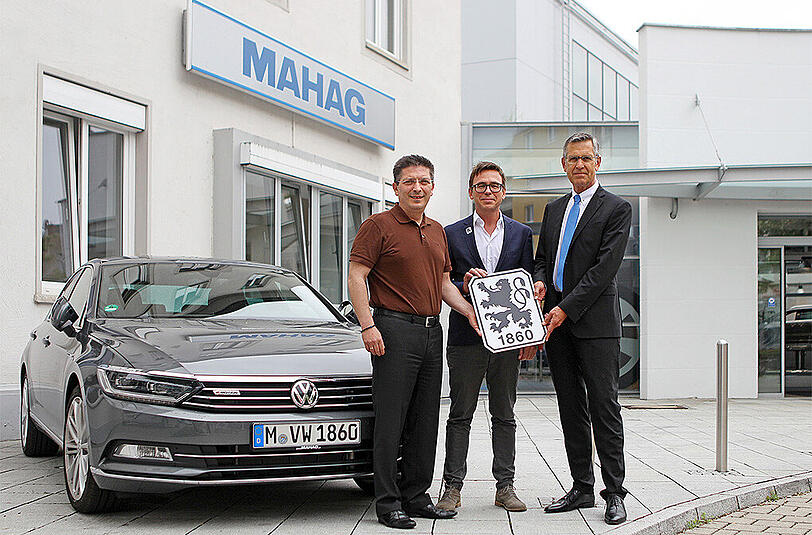 Starker Premium Partner für die Löwen (v. li.): Saki Stimoniaris, Mitglied des VW-Konzernbetriebsrats, 1860-Geschäftsführer Markus Rejek und Michael Fella, Geschäftsführer Volkswagen bei der MAHAG.