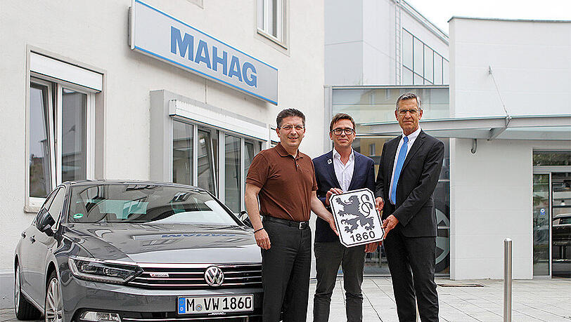 Starker Premium Partner für die Löwen (v. li.): Saki Stimoniaris, Mitglied des VW-Konzernbetriebsrats, 1860-Geschäftsführer Markus Rejek und Michael Fella, Geschäftsführer Volkswagen bei der MAHAG. Starker Premium Partner für die Löwen (v. li.): Saki Stimoniaris, Mitglied des VW-Konzernbetriebsrats, 1860-Geschäftsführer Markus Rejek und Michael Fella, Geschäftsführer Volkswagen bei der MAHAG.
