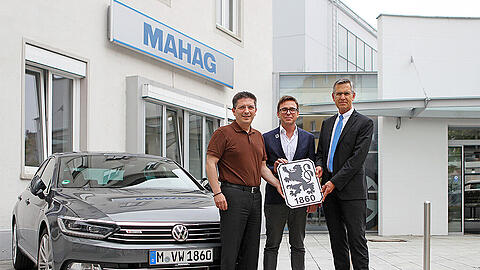Starker Premium Partner für die Löwen (v. li.): Saki Stimoniaris, Mitglied des VW-Konzernbetriebsrats, 1860-Geschäftsführer Markus Rejek und Michael Fella, Geschäftsführer Volkswagen bei der MAHAG.