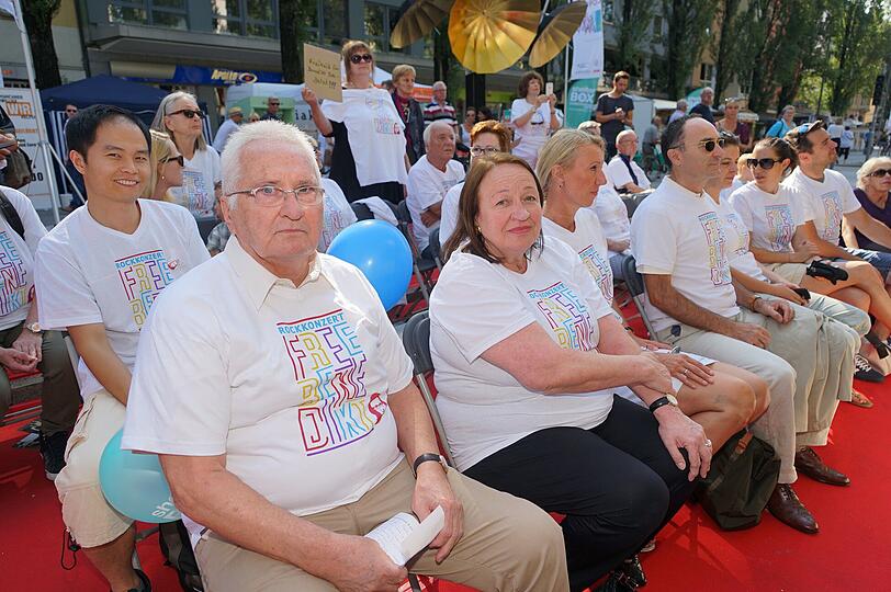 Glauben fest an die Unschuld ihres Sohnes: Bence und Emese Toth.