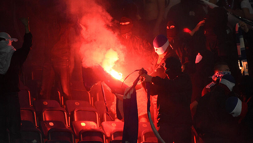 Rostocker Hooligans zündeten am MOntag Stadionsitze und einen Banner der Berliner an. Der DFB will jetzt gemeinsam mit Ultra-Vertretern ein Mittel gegen die sich häufenden Fan-Ausschreitungen finden. Rostocker Hooligans zündeten am MOntag Stadionsitze und einen Banner der Berliner an. Der DFB will jetzt gemeinsam mit Ultra-Vertretern ein Mittel gegen die sich häufenden Fan-Ausschreitungen finden.
