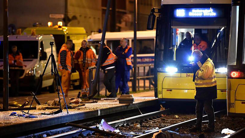 Polizisten sichern in Berlin die Unfallstelle.