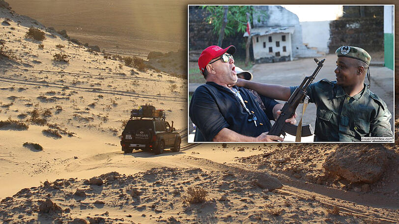 O du sandige: Von Marrakesch aus geht die wilde Reise nach Süden, bis zum Endpunkt in Guinea-Bissau. Auch die Sahara durchqueren die zwölf Münchner dabei &ndash; während in der Heimat vielleicht Schnee liegt. Im kleinen Foto: Dieter Scholz mit einem Soldaten.
