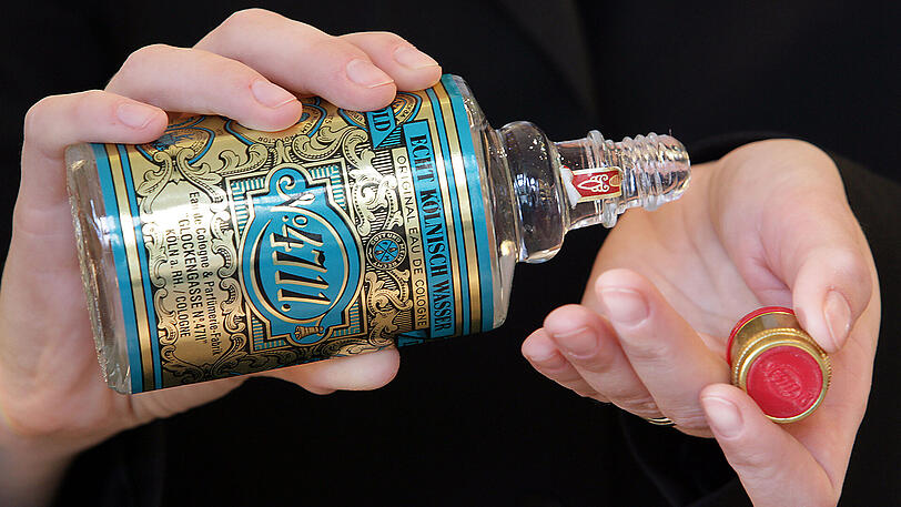 4771 Echt Kölnisch Wasser &ndash; Der Duft der Nachkriegsgeneration hat eine lange Geschichte, die bis in die Besetzung des Rheinlands durch Napoleon zurückreicht. Das Haus, indem der Kaufmann Wilhelm Mülhens seit 1799 sein "Kölnisch Wasser" vertrieb, bekam von den Franzosen die Ordnungsnummer 4711 zugewiesen &ndash; und wurde schließlich zentrales Element des Markennamens.