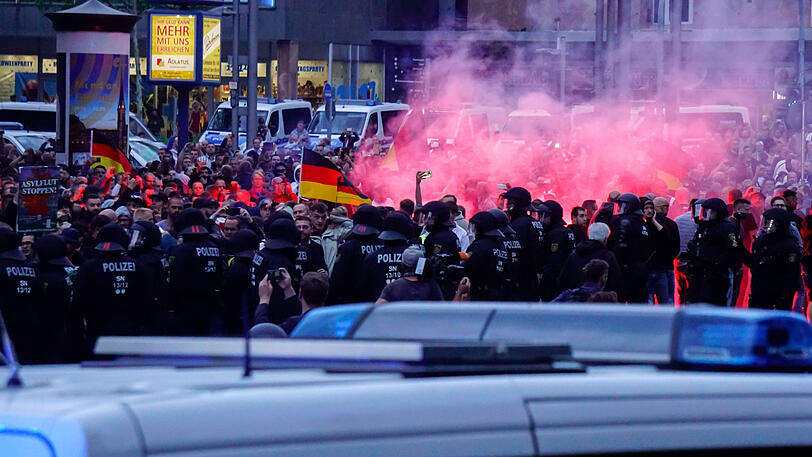 In Chemnitz kam es auch am Montag zu Ausschreitungen und Zusammenstößen bei den Demonstrationen.