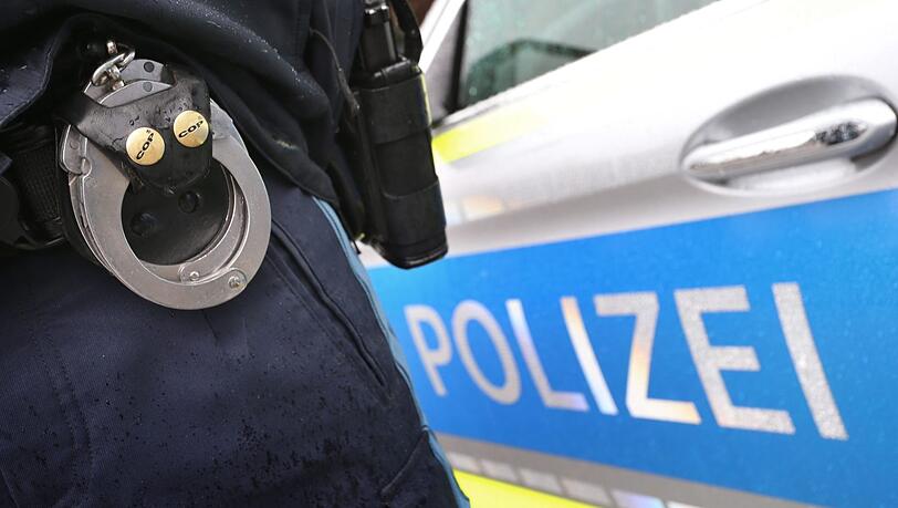 Ein sich in Gewahrsam befindlicher Mann hat in München eine Polizistin sexuell belästigt. (Symbolfoto)