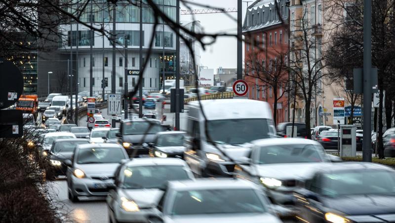 Dichter Verkehr in der Münchener Innenstadt. Dichter Verkehr in der Münchener Innenstadt.