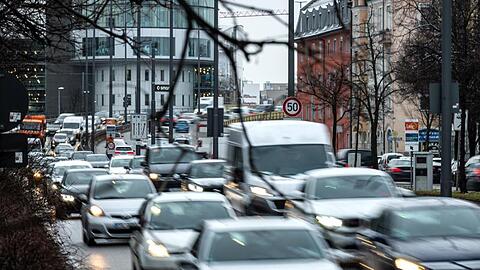 Dichter Verkehr in der Münchener Innenstadt.