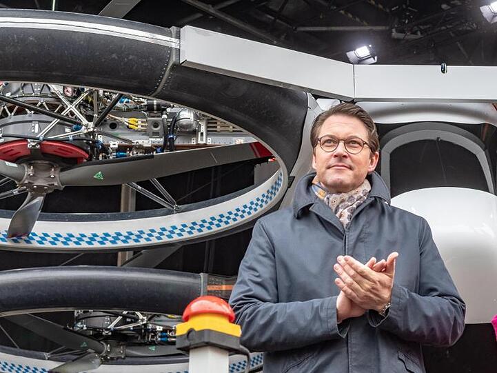 Andreas Scheuer steht vor einem Flugtaxi.