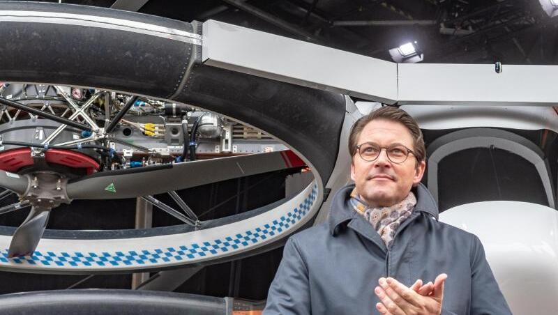Andreas Scheuer steht vor einem Flugtaxi. Andreas Scheuer steht vor einem Flugtaxi.