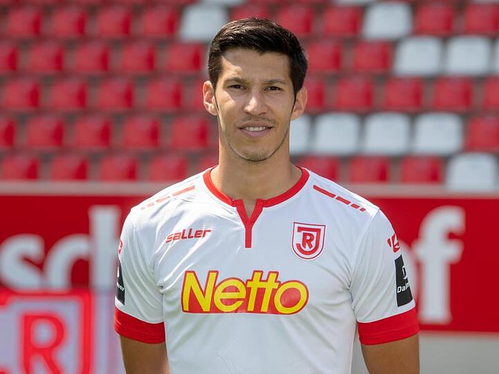 Marcel Correia vom SSV Jahn Regensburg steht bei einem Fototermin für die Saison 2018/19 vor der Kamera. Foto: Armin Weigel/Archiv