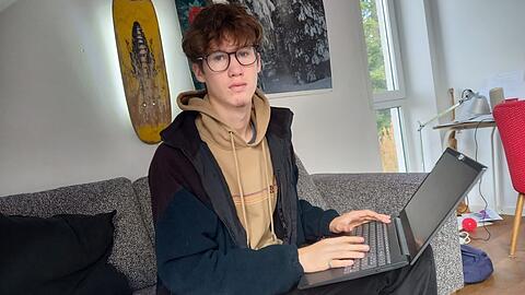 Karl ist 17 Jahre alt und musste daheim bleiben - er hatte Kontakt zu einer Infizierten.