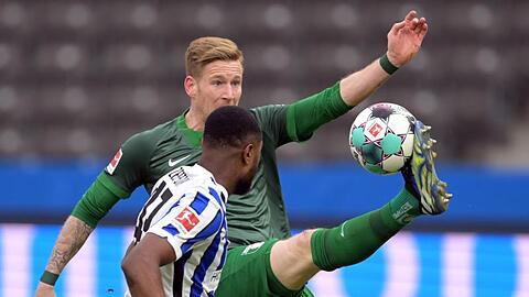 Augsburgs André Hahn (hinten) und Herthas Deyovaisio Zeefuik in Aktion.