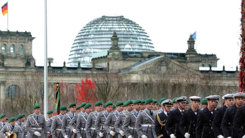 "Die Veranstaltung sollte in einem öffentlichen Raum stattfinden", sagte der Vorsitzende des Bundes Deutscher Einsatzveteranen, Bernhard Drescher. "Da kommt nur die Wiese vorm Reichstagsgebäude in Betracht.".