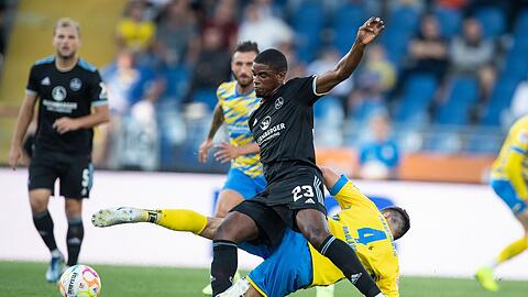 Nürnbergs Kwadwo Duah (l) spielt gegen Braunschweigs Jannis Nikolaou.