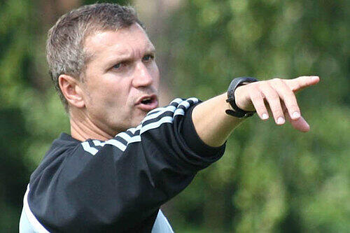 Ab zum Einzel-Training: Club-Coach Thomas von Heesen verordnet dem wechselwilligen Ivan Saenko Solo-Schichten.