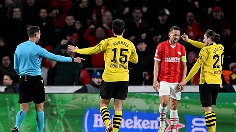 Schiedsrichter Srdjan Jovanovic zeigte nach einer Hummels-Grätsche gegen Malik Tillmann auf den Punkt.