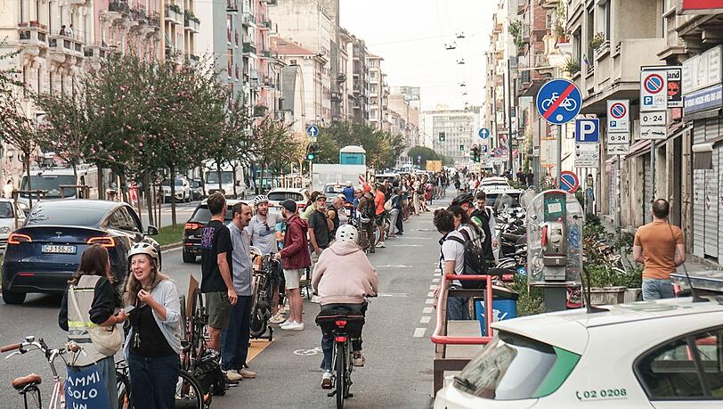 Eine Menschenkette gegen zugeparkte Radwege in Mailand.