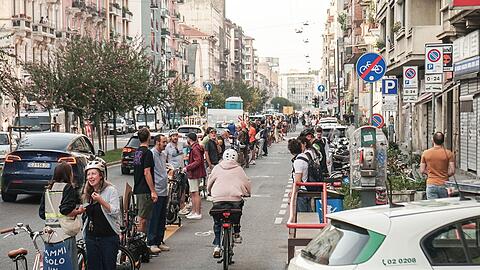 Eine Menschenkette gegen zugeparkte Radwege in Mailand.
