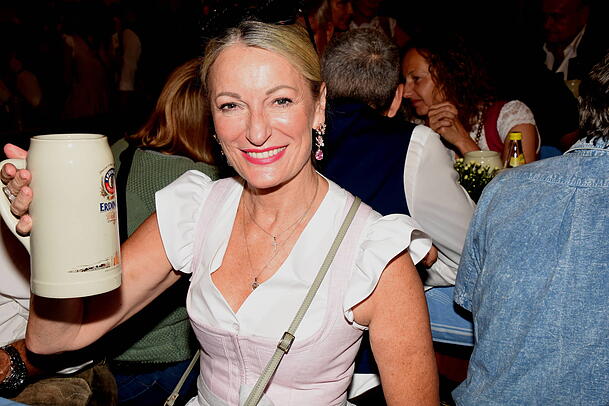 Monika Gruber in einem Festzelt in Erding. Wenn sie auf Bildern lächelt, ist die Kabarettistin momentan nicht mit ihrer Augenpartie zufrieden. Monika Gruber in einem Festzelt in Erding. Wenn sie auf Bildern lächelt, ist die Kabarettistin momentan nicht mit ihrer Augenpartie zufrieden.