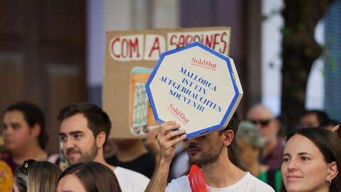 In der Kleinstadt S&oacute;ller im Westen der Insel riefen Demonstranten teils Schm&auml;hrufe gegen Urlauber. Die Einheimischen sind vor allem &uuml;ber hohe Mieten infolge der vielen Urlaubger erbost.