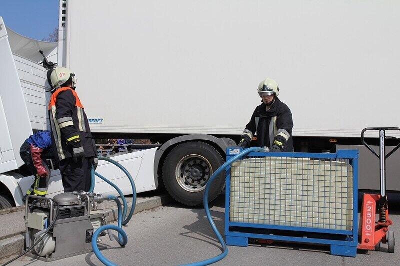 Die Feuerwehr pumpt vorsorglich Diesel ab.