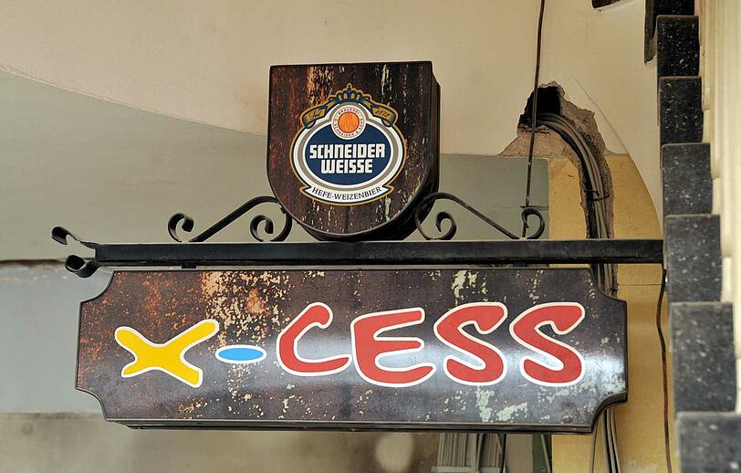 Dieses Schild weist zur neuen Feier-Hölle!
