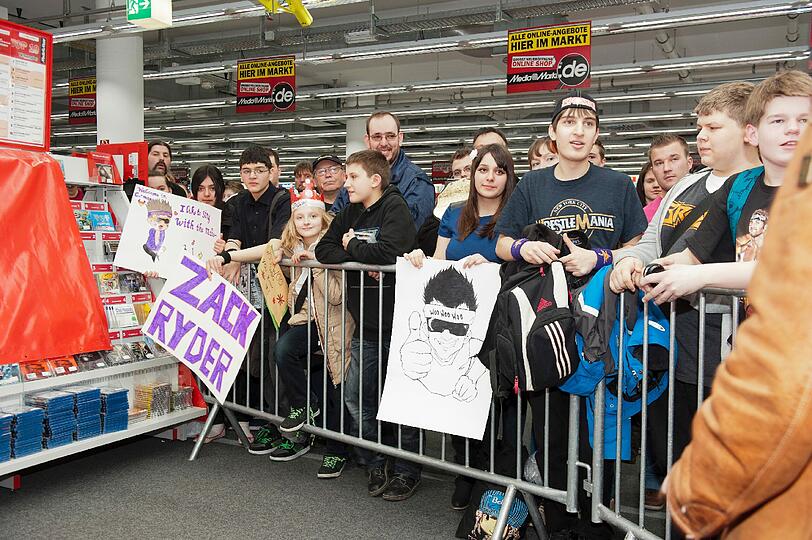 Schlange stehen im Media Markt: Zahlreiche Zack-Ryder-Fans warteten geduldig auf ihren Star - sehen Sie hier die Bilder...