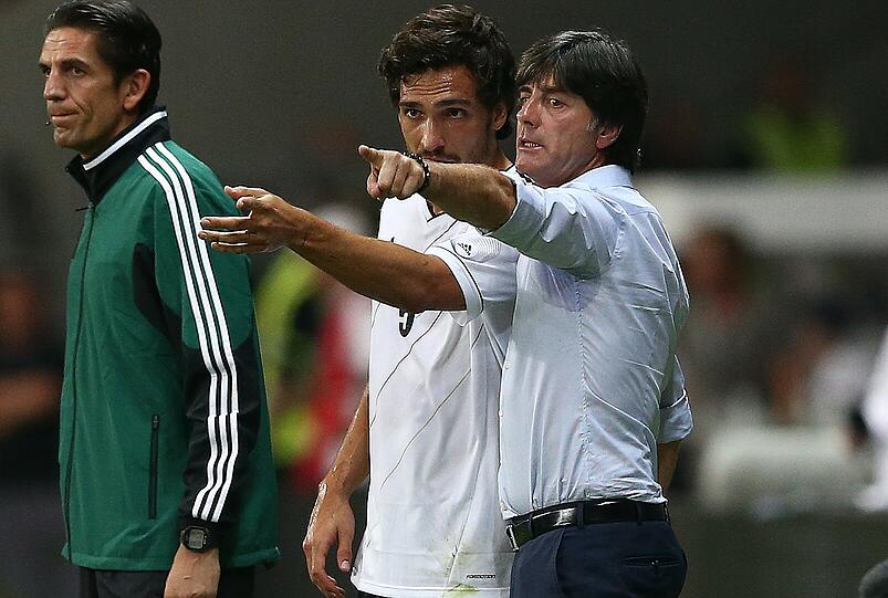 Mats Hummels und Joachim Löw im regen Austausch. (Archivbild.)