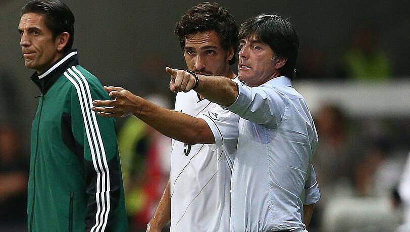 Mats Hummels und Joachim Löw im regen Austausch. (Archivbild.) Mats Hummels und Joachim Löw im regen Austausch. (Archivbild.)