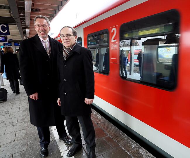 Hans Peter Göttler (re.) vom Verkehrsministerium und Heiko Hamann vom Bahnhofsmanagement der Deutschen Bahn präsentieren stolz die Pläne.
