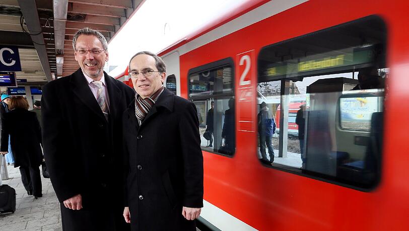 Hans Peter Göttler (re.) vom Verkehrsministerium und Heiko Hamann vom Bahnhofsmanagement der Deutschen Bahn präsentieren stolz die Pläne. Hans Peter Göttler (re.) vom Verkehrsministerium und Heiko Hamann vom Bahnhofsmanagement der Deutschen Bahn präsentieren stolz die Pläne.