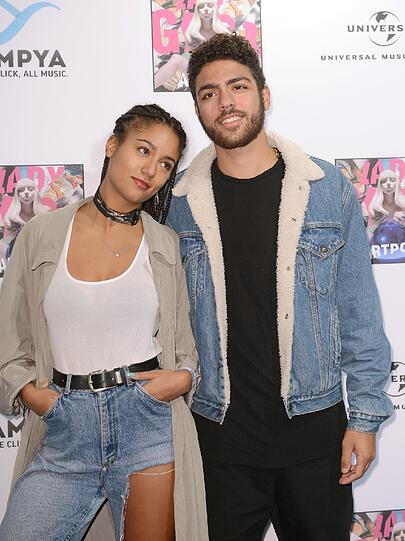 Noah Becker kommt mit seiner Freundin Larissa