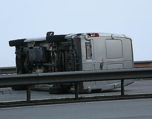 Die Kleintransporter blockierten die Fahrbahn der A8 - die Bilder.