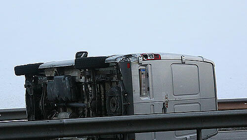 Die Kleintransporter blockierten die Fahrbahn der A8 - die Bilder. Die Kleintransporter blockierten die Fahrbahn der A8 - die Bilder.