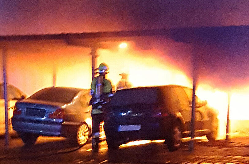 Dort brannten zwei Autos, eines davon wurde mutwillig angezündet.