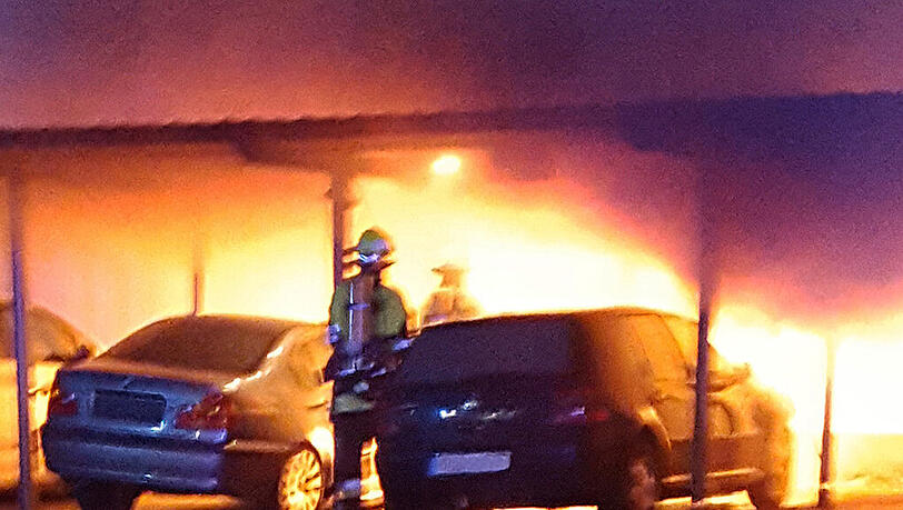 Dort brannten zwei Autos, eines davon wurde mutwillig angezündet. Dort brannten zwei Autos, eines davon wurde mutwillig angezündet.
