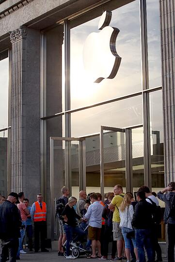 iPhone-Jäger aus aller Welt: In München, Hamburg, Hong Kong und Dänemark warten unzählige Menschen voller Euphorie vor dem Apple-Store auf das neue Modell. Alle Bilder zum ersten Verkaufstag sehen Sie hier.