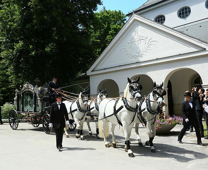 Der rosa-geschmückte Sarg von Christel Sembach-Koch wurde von vier Schimmeln zum Mausoleum der Familie gebracht.
